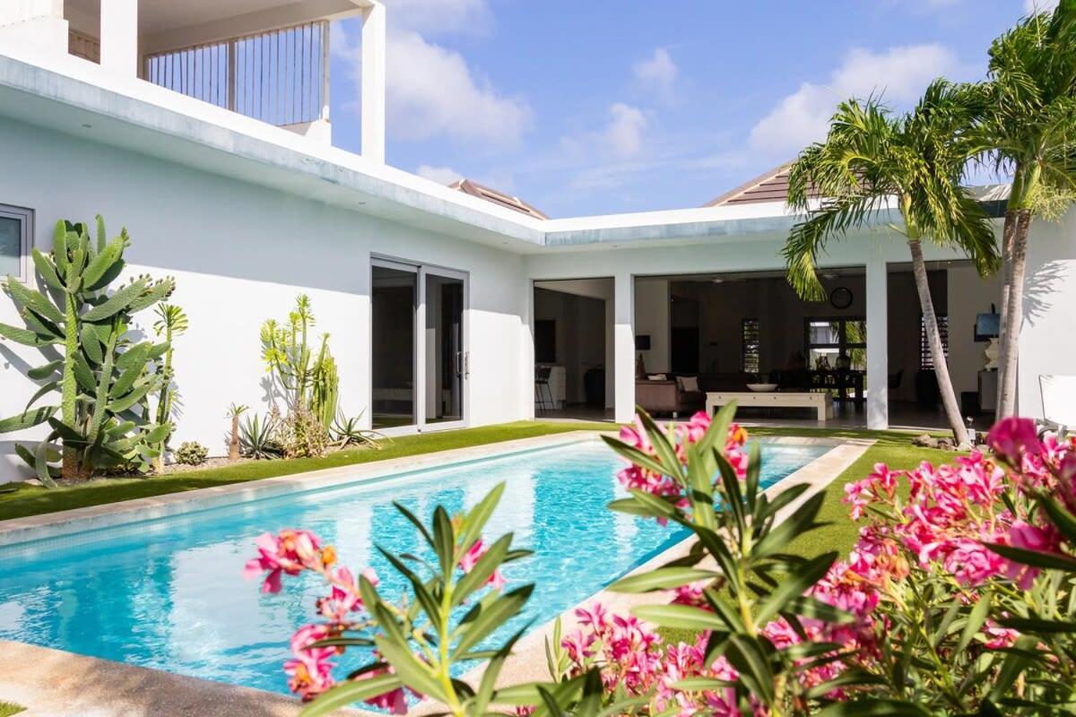 Stylish 4 Bedroom Modern Design, Walking Distance From The Villa