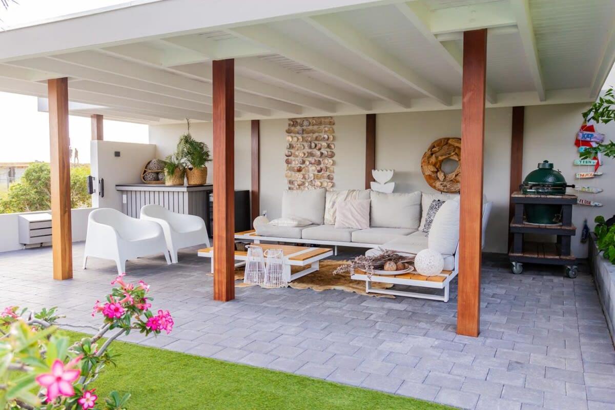 Stylish 3 Bedroom With Ocean Views And Daily Maid Service Villa