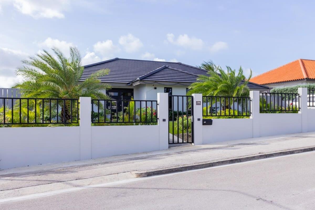 Stylish 3 Bedroom With Ocean Views And Daily Maid Service Villa Willemstad