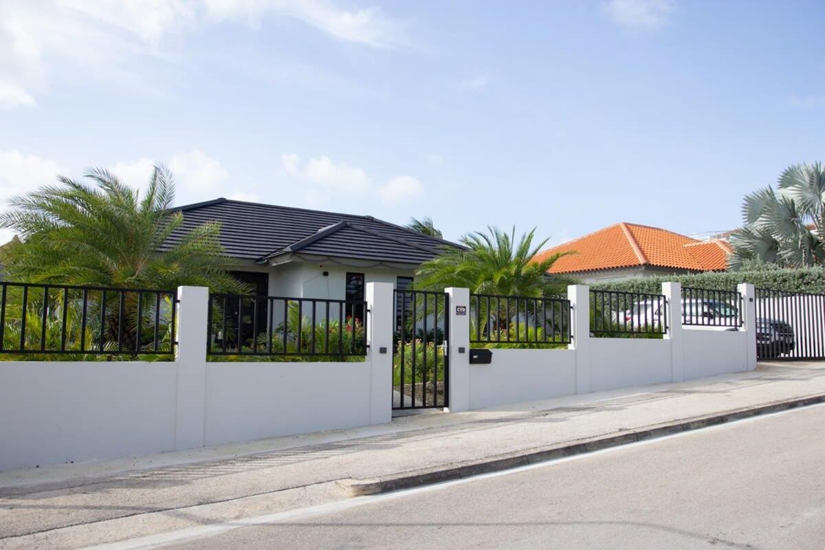 Villa Stylish 3 Bedroom With Ocean Views And Daily Maid Service Willemstad