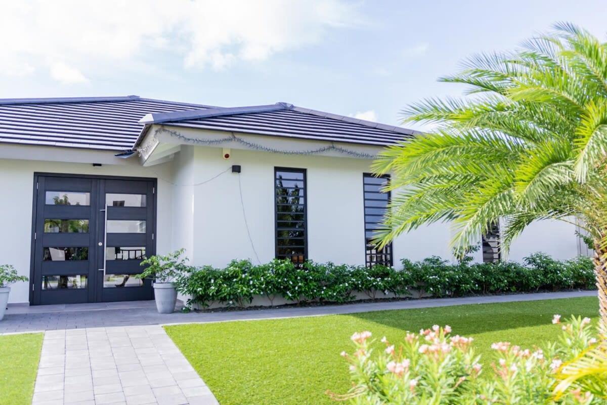 Stylish 3 Bedroom With Ocean Views And Daily Maid Service *