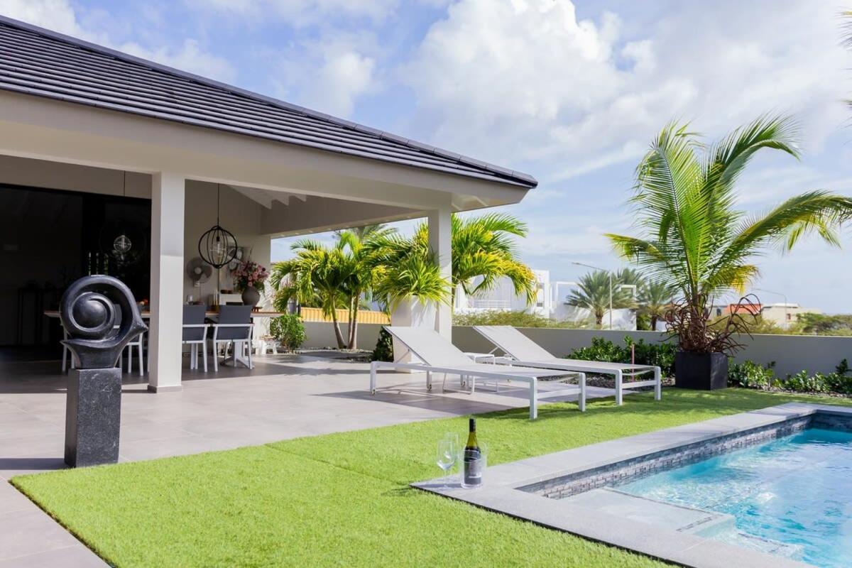 Stylish 3 Bedroom With Ocean Views And Daily Maid Service Villa