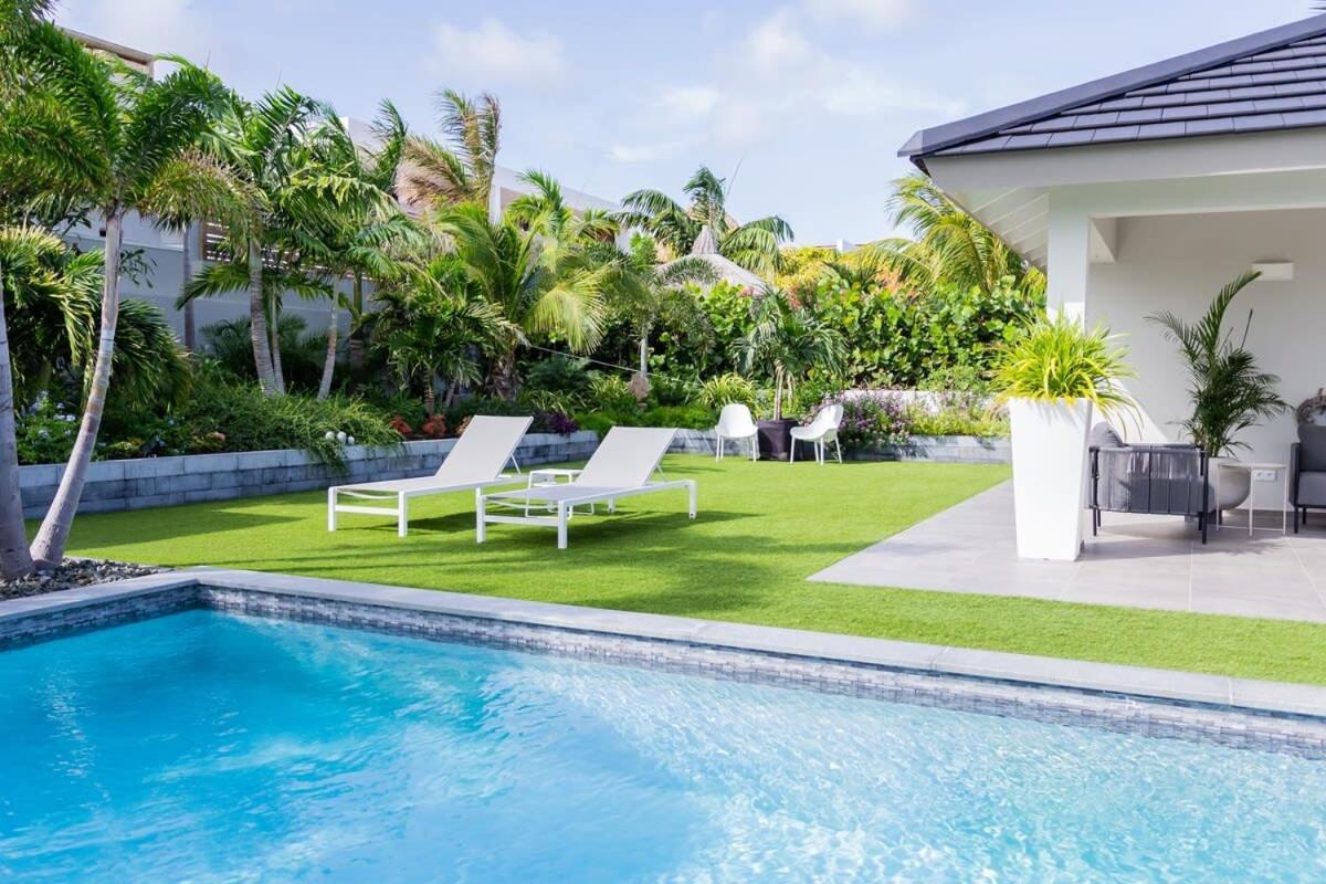 Stylish 3 Bedroom With Ocean Views And Daily Maid Service Villa Willemstad