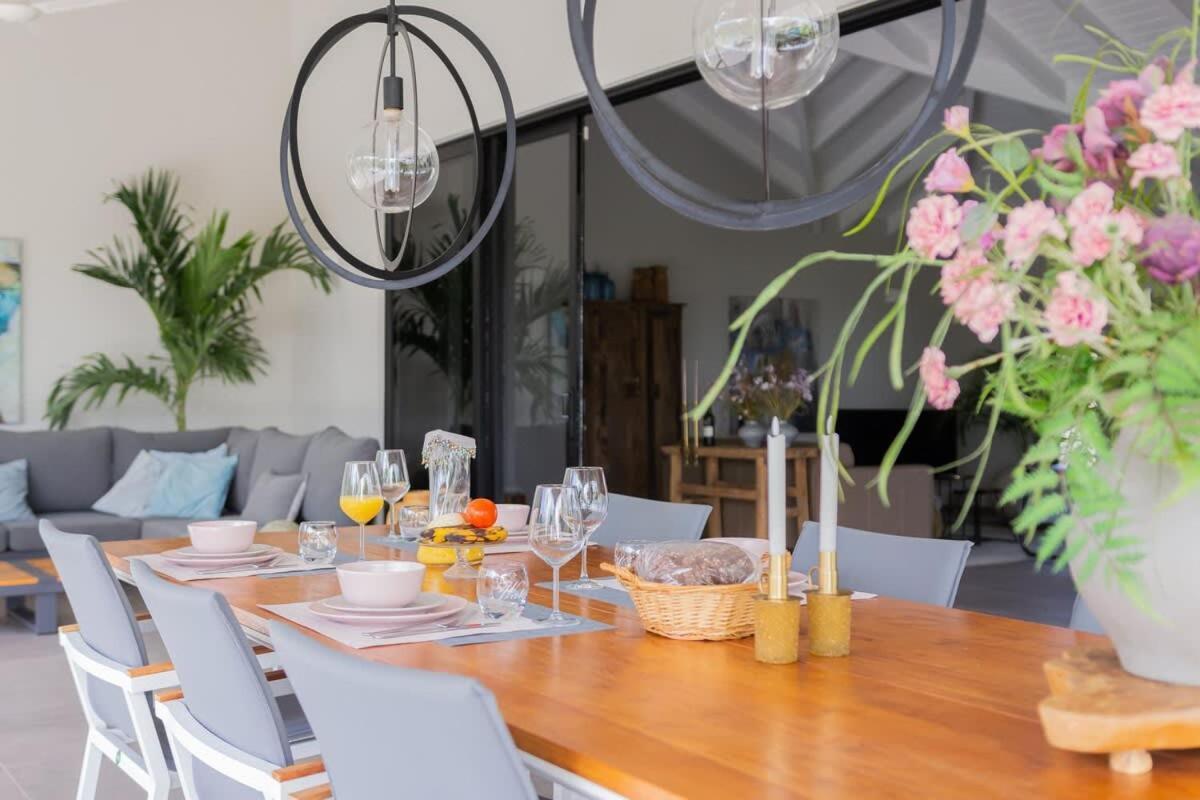 Stylish 3 Bedroom With Ocean Views And Daily Maid Service Villa