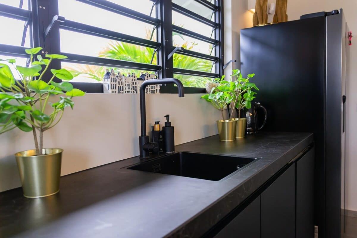 Stylish 3 Bedroom With Ocean Views And Daily Maid Service Villa Willemstad