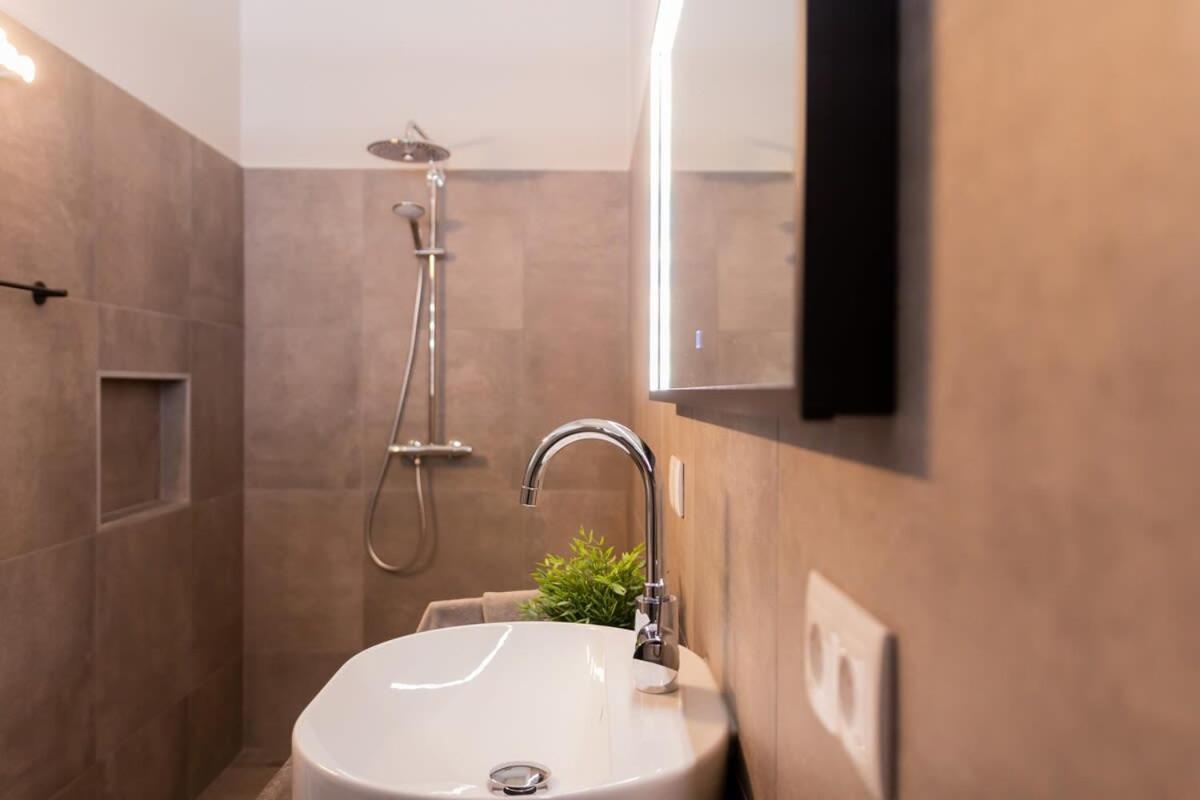 Stylish 3 Bedroom With Ocean Views And Daily Maid Service *