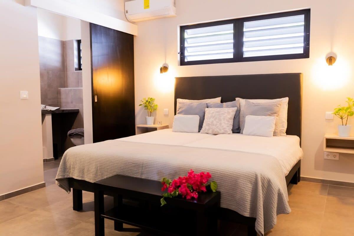 Stylish 3 Bedroom With Ocean Views And Daily Maid Service Willemstad