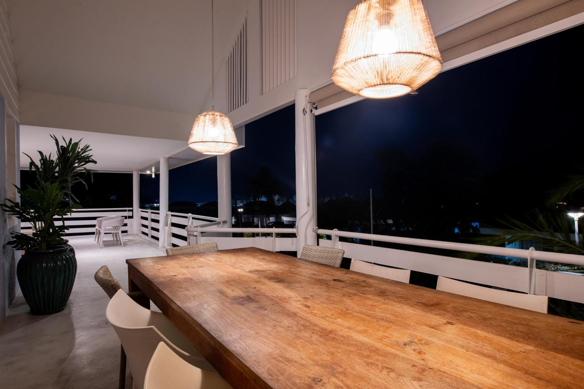 At Secured Gated Near Mambo Beach! Villa Willemstad