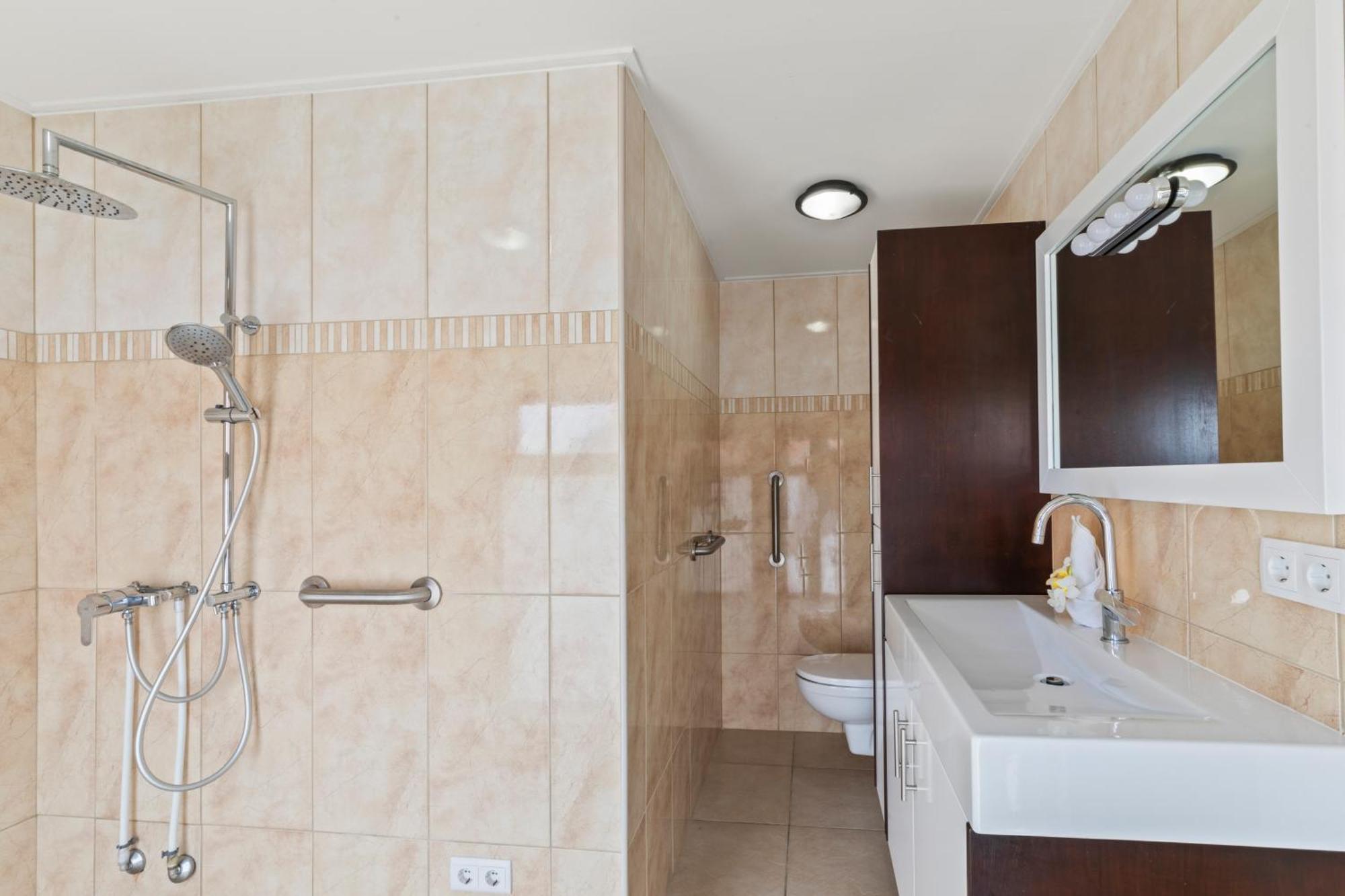 Apartment Heerlijk Met Prachtig Uitzicht Op Zee!