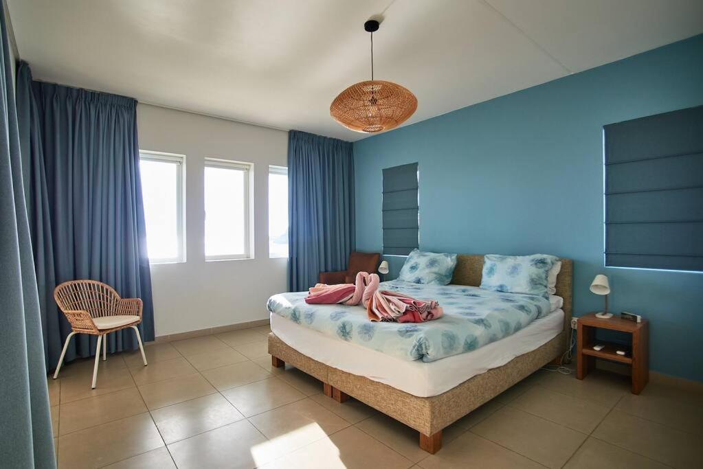 Blue Emerald Ocean's 8 Apartment Willemstad