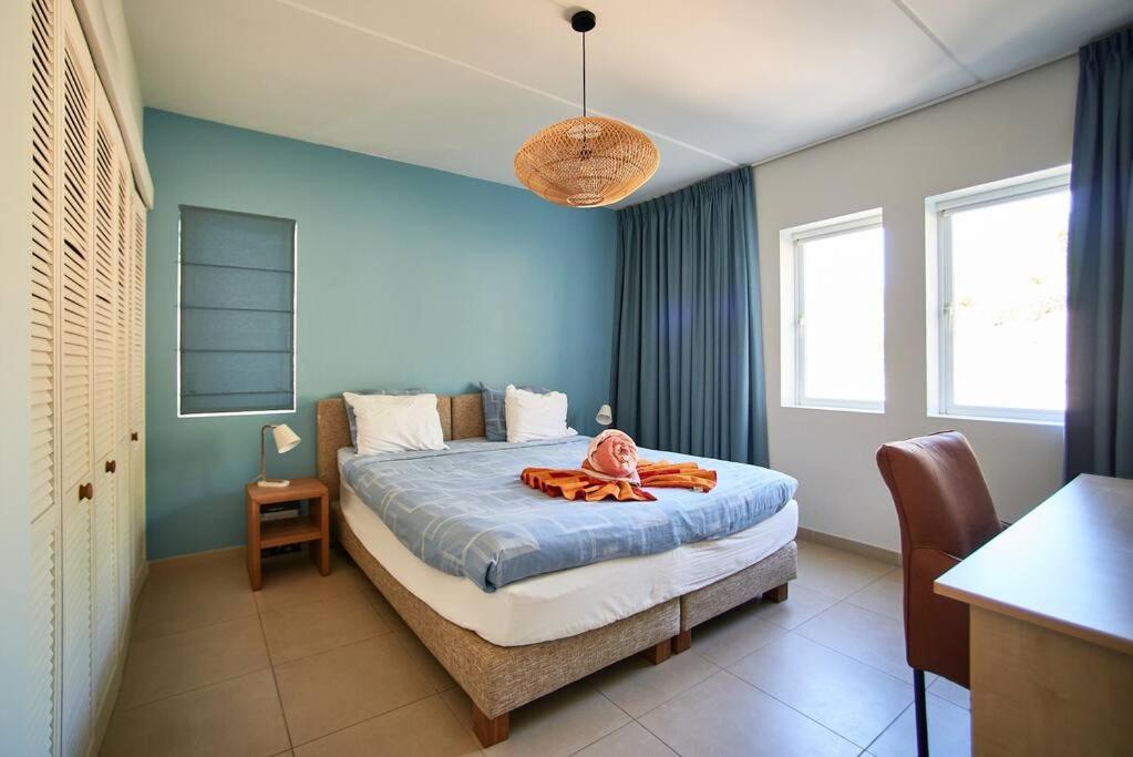 Blue Emerald Ocean's 8 Apartment