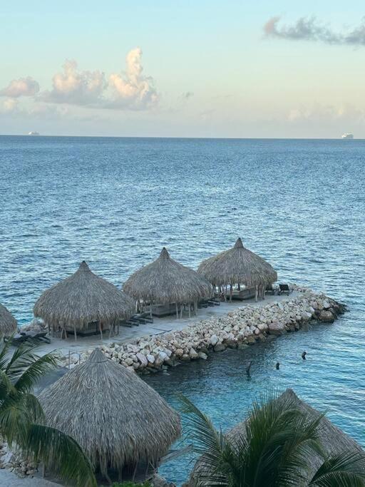 Blue Emerald Ocean's 8 * Willemstad