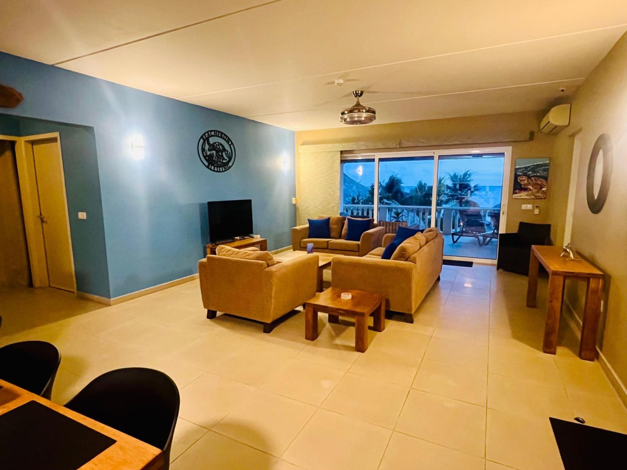 Blue Emerald Beachfront Blessing Apartment *