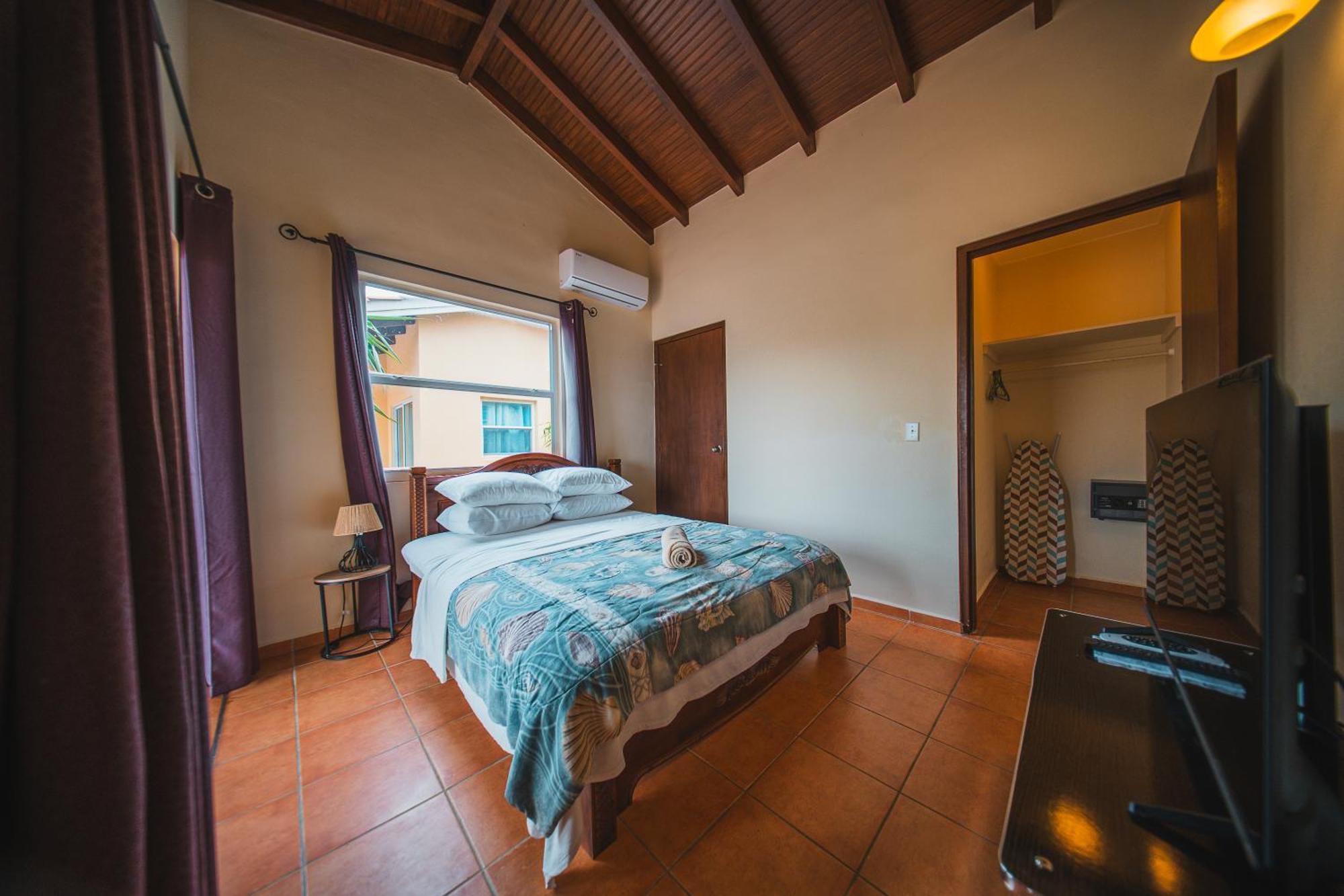 8 & 9- Blou - Curacao Lagun