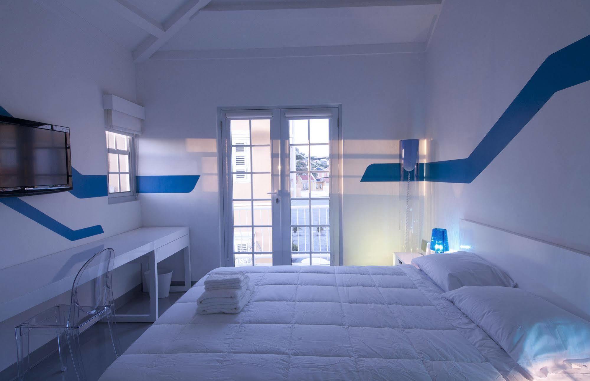 Wave Hotel&cafe Curacao
