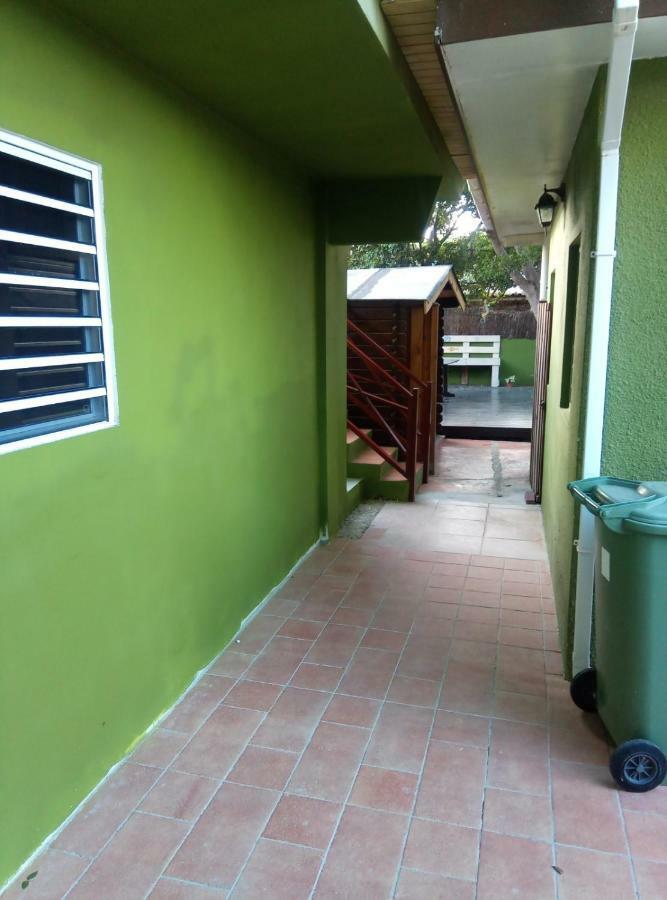 Studios & House With Beautiful Beach Front View Willemstad