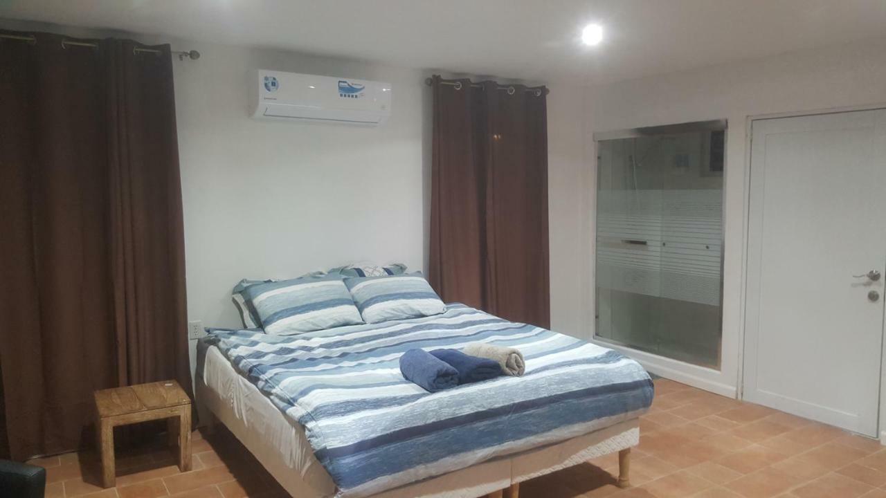 Studios & House With Beautiful Beach Front View * Willemstad