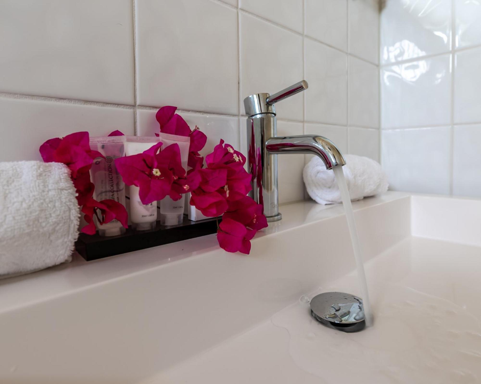Tropical Treasure - Penthouse At The Spanish Water Apartment