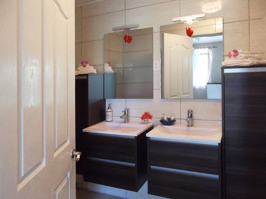 Guest house Hibiscus House 4*